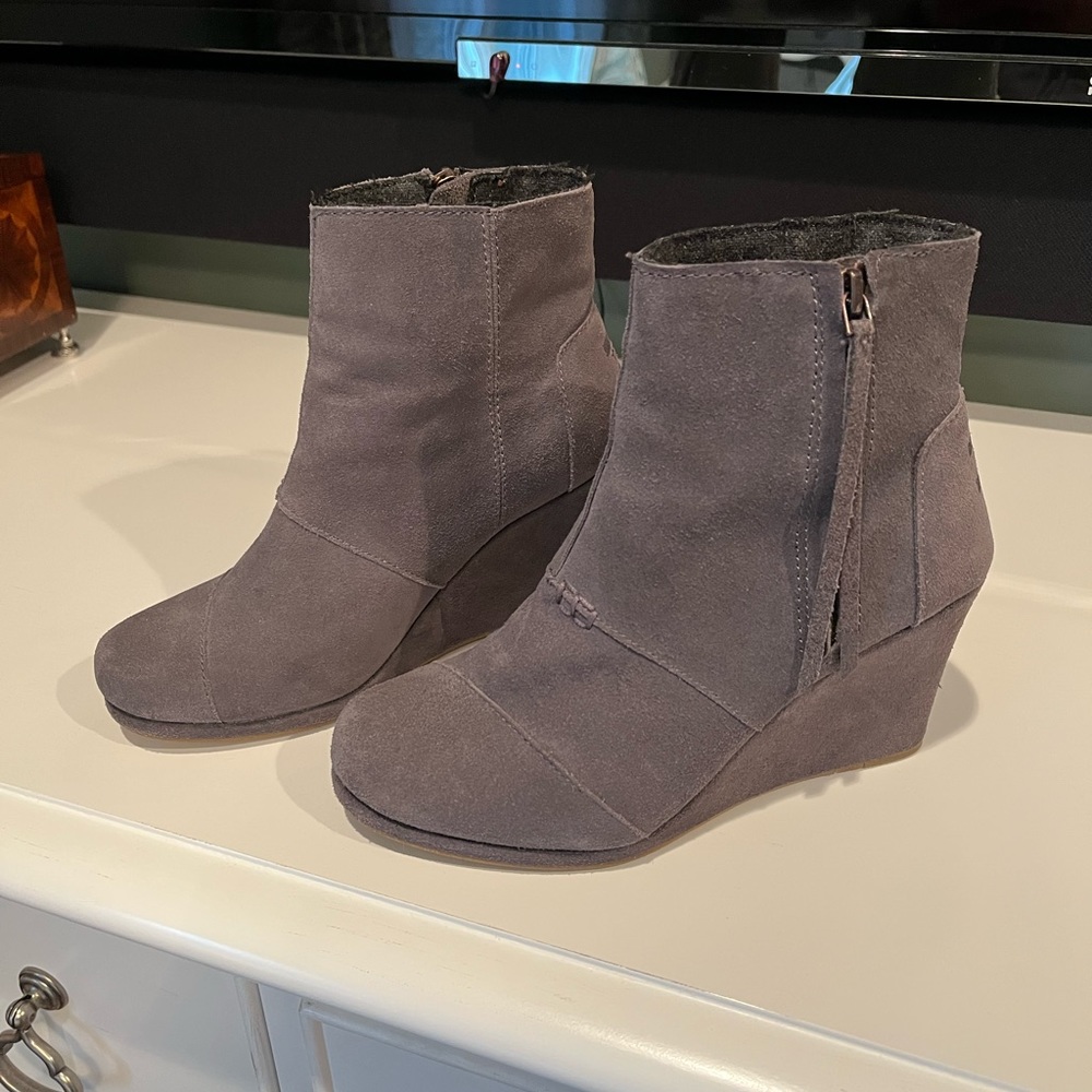 Toms women’s grey wedge booties